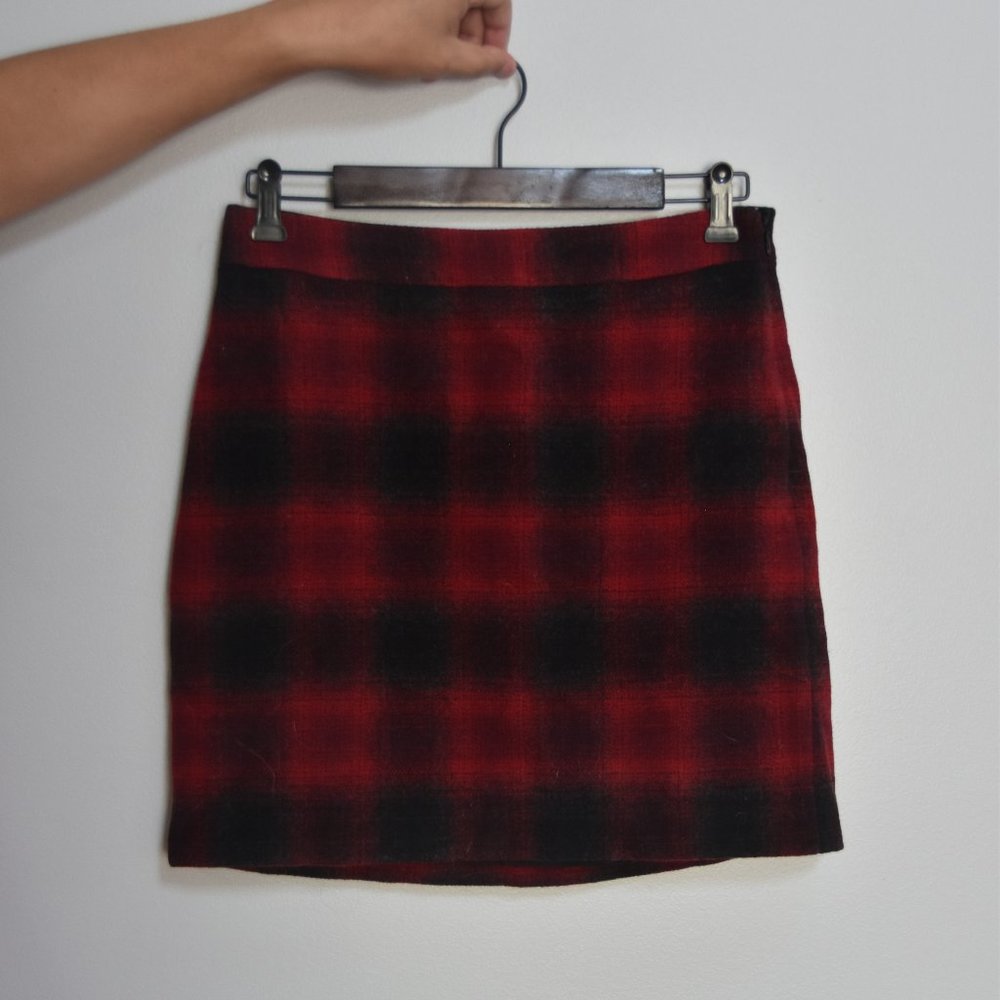 Banana Republic Red and Black Plaid Skirt Size 4